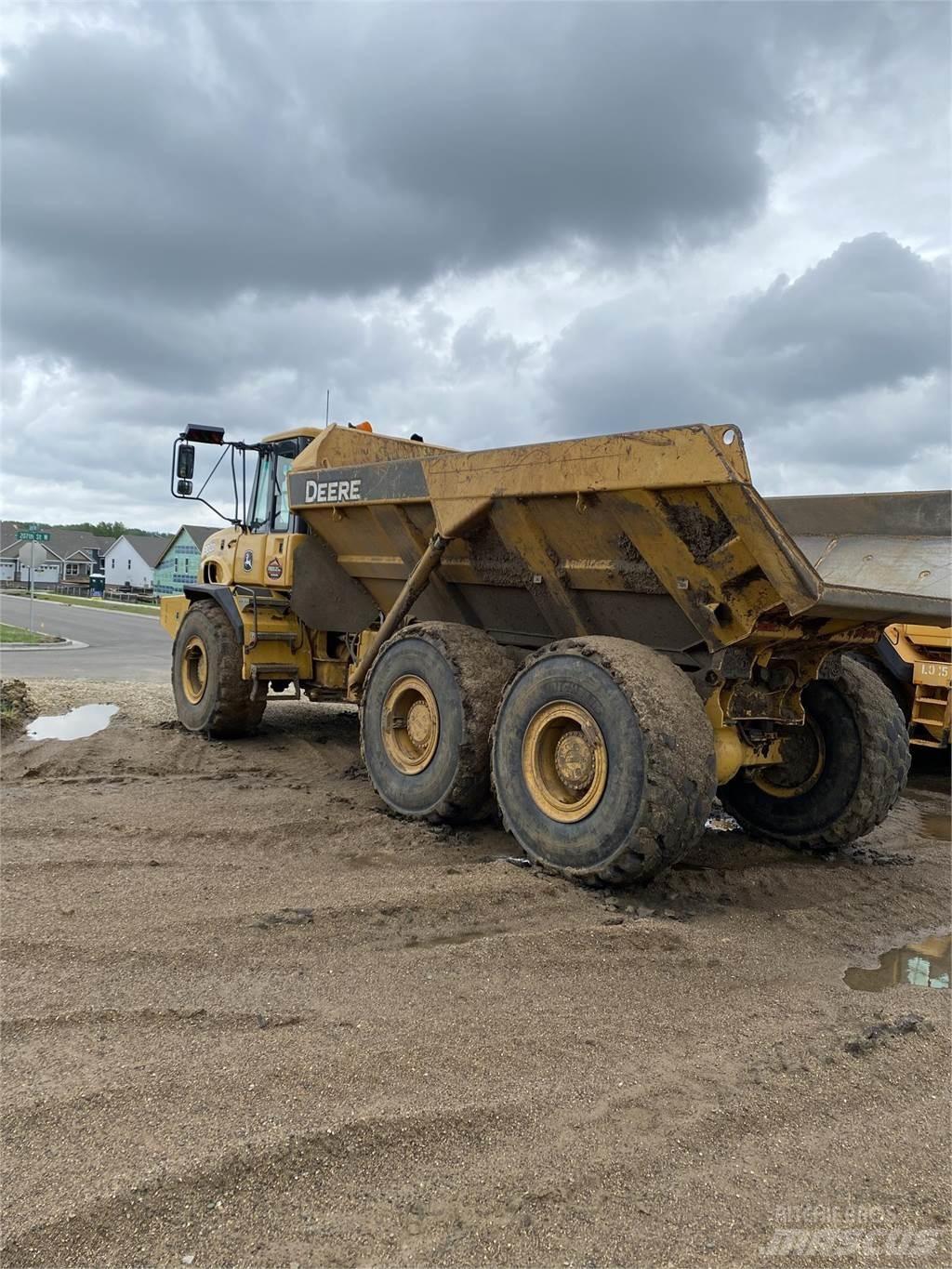 John Deere 300D Liigendraamiga pinnaseveokid