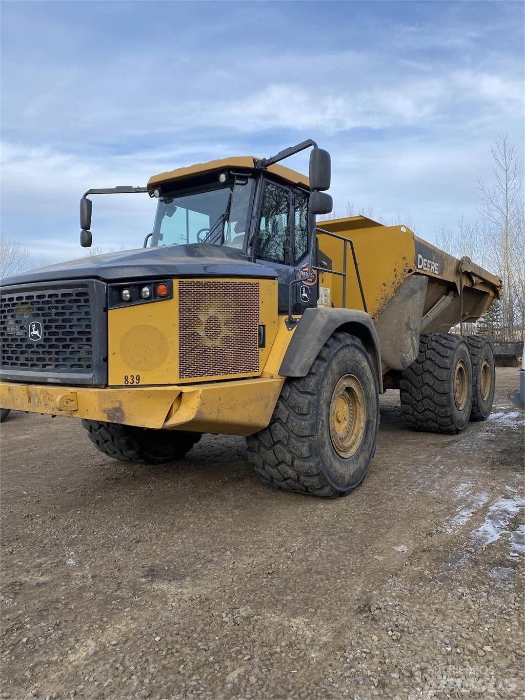 John Deere 410E Liigendraamiga pinnaseveokid