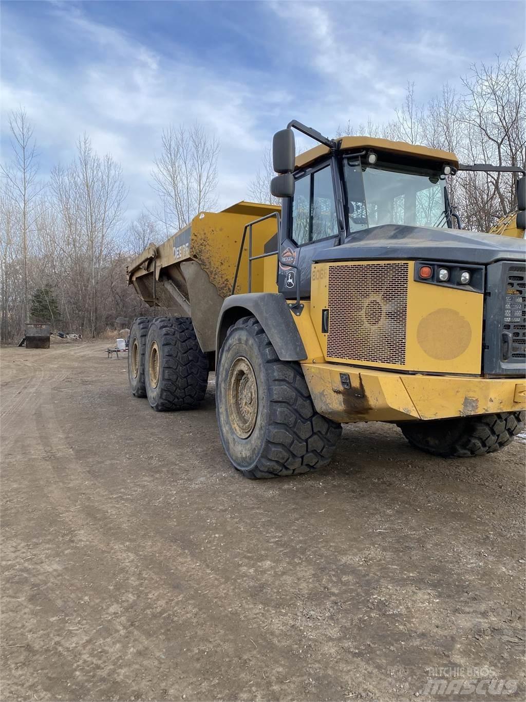 John Deere 410E Liigendraamiga pinnaseveokid