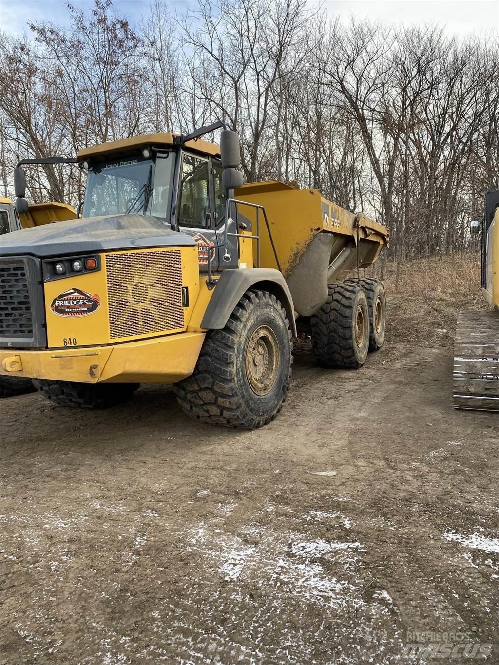 John Deere 410E Liigendraamiga pinnaseveokid