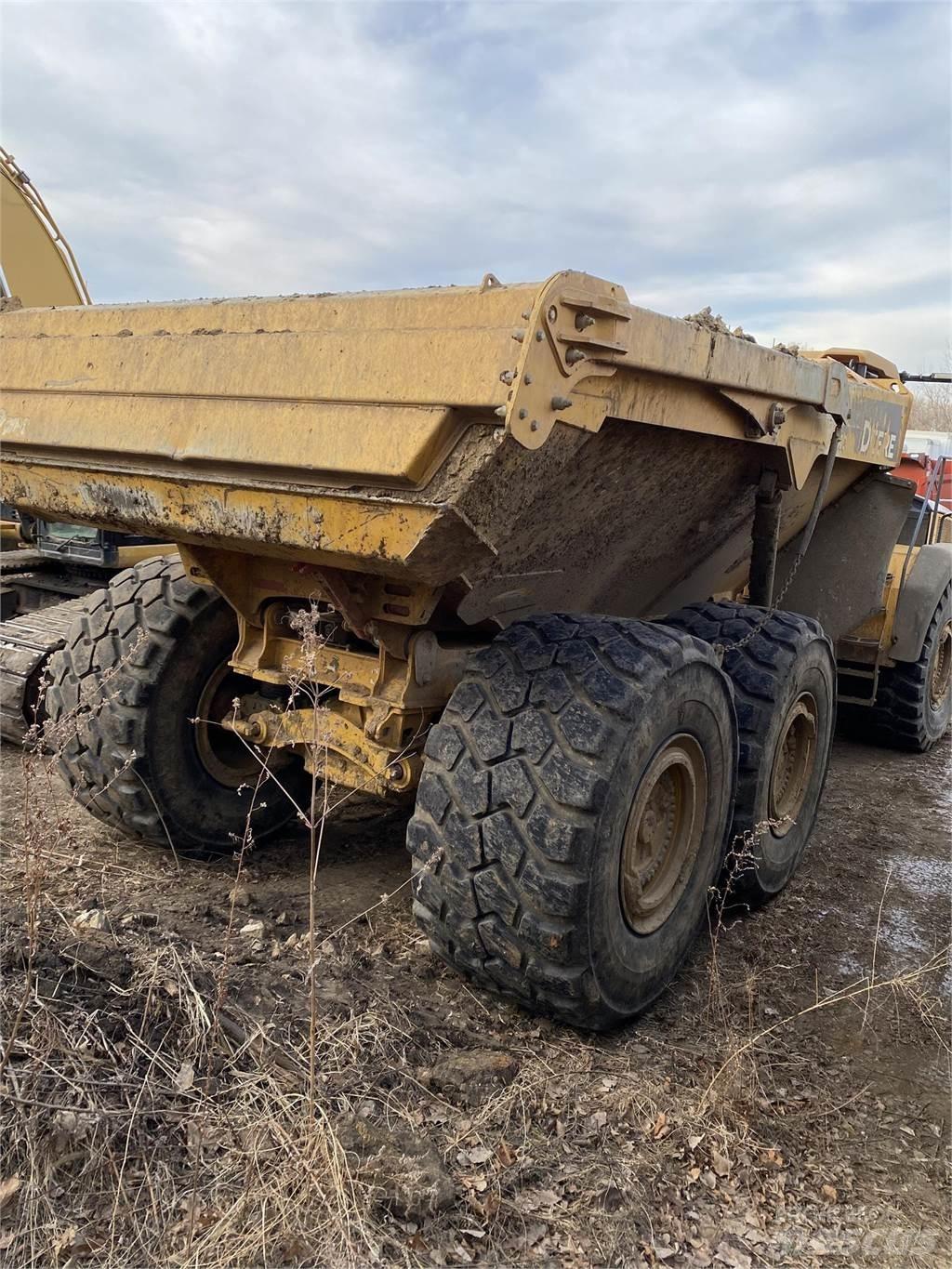 John Deere 410E Liigendraamiga pinnaseveokid