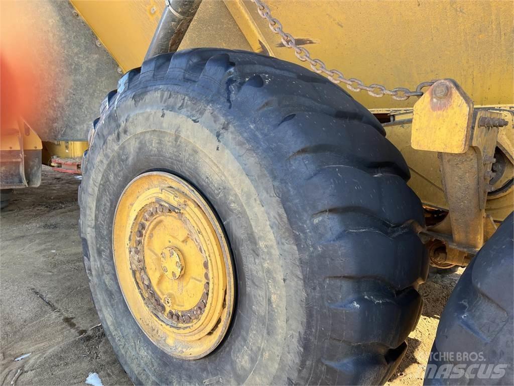 John Deere 460E Liigendraamiga pinnaseveokid