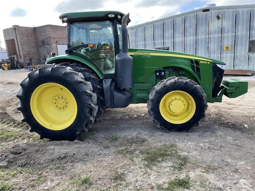 John Deere 8235R Traktorid