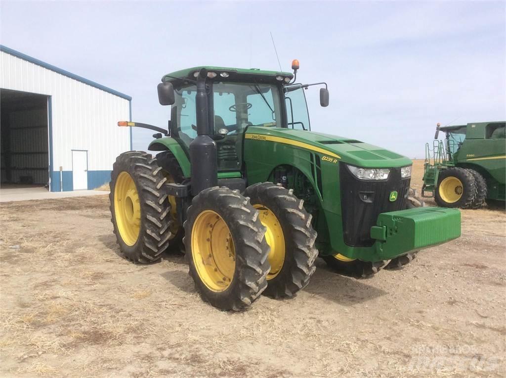 John Deere 8235R Traktorid