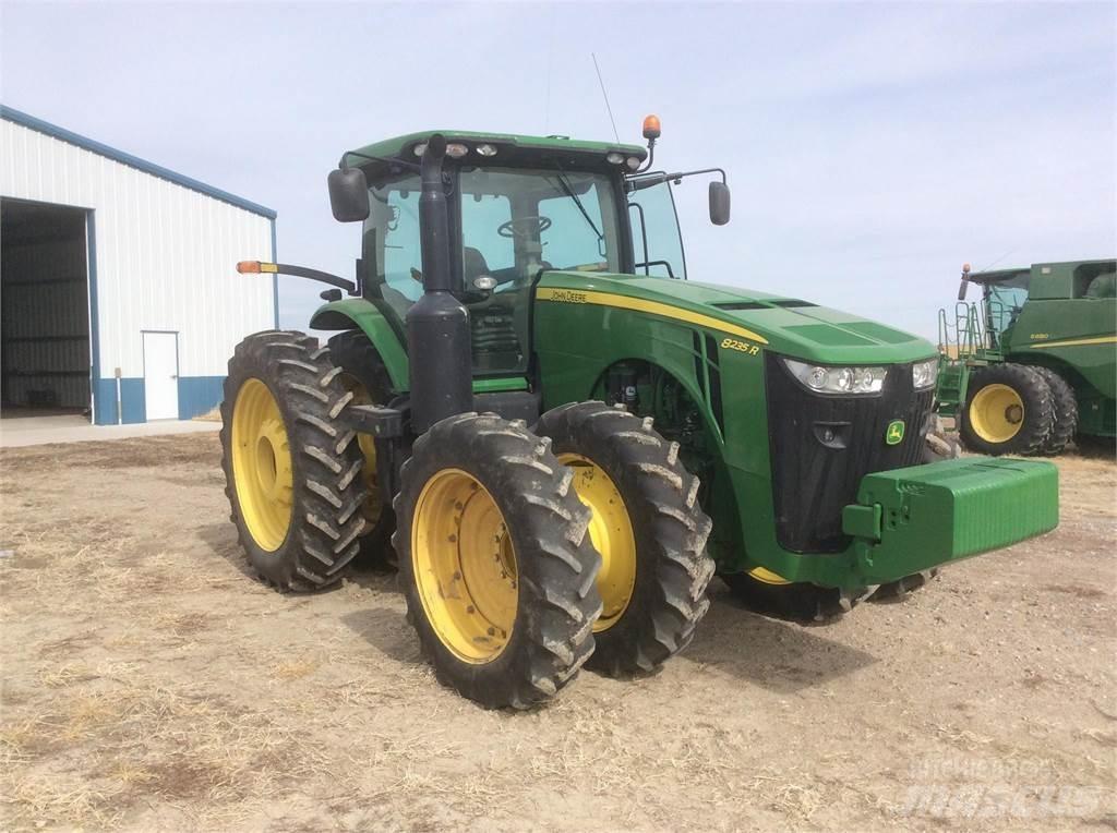 John Deere 8235R Traktorid
