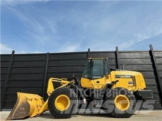 Komatsu WA200-8 Rataslaadurid