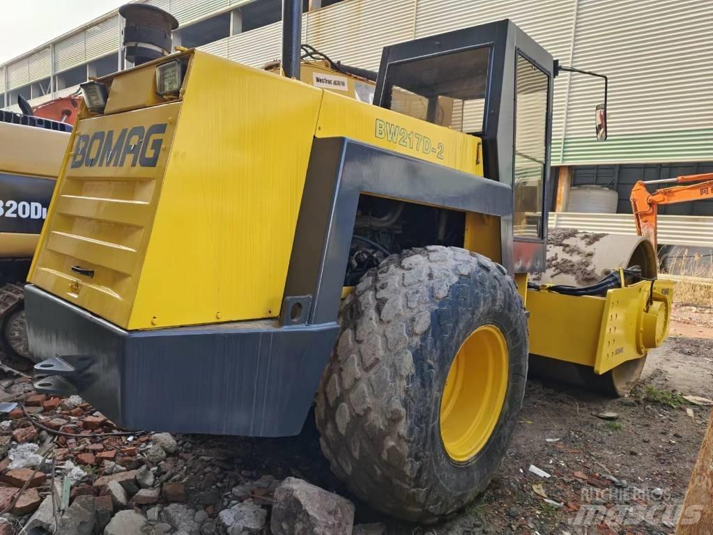 Bomag BW 217 Ühe trumliga rullid