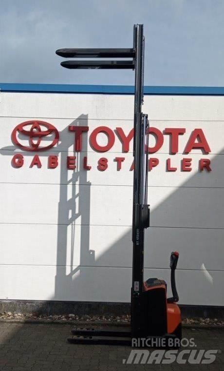 Toyota SWE120L Järelkäidavad virnastajad