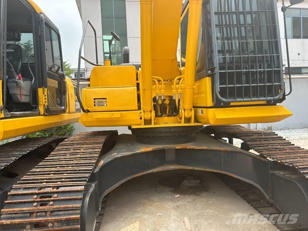 Komatsu PC240LC-8 Roomikekskavaatorid