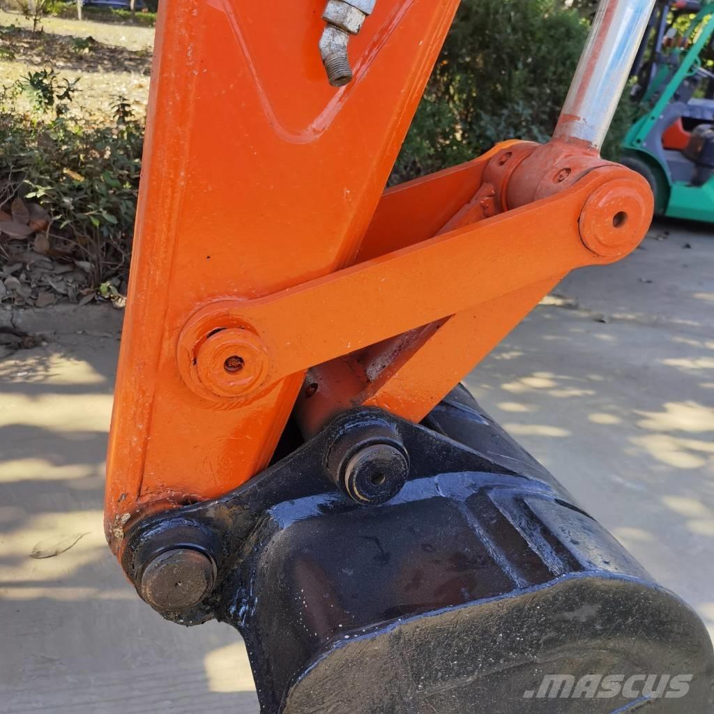 Hitachi ZX70 Väikeekskavaatorid 7t-12t
