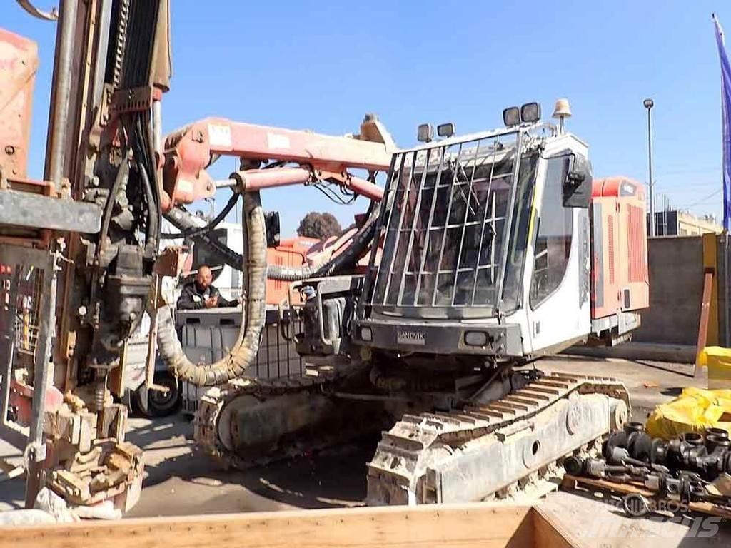 Sandvik DX800 Vertikaalsed puurmasinad