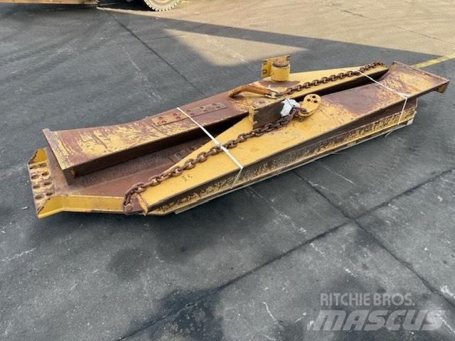 CAT 735 TAIL GATE Liigendraamiga pinnaseveokid
