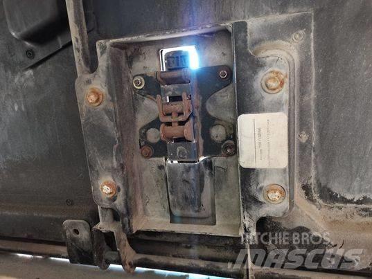 CAT TH 408 mask Kabiinid