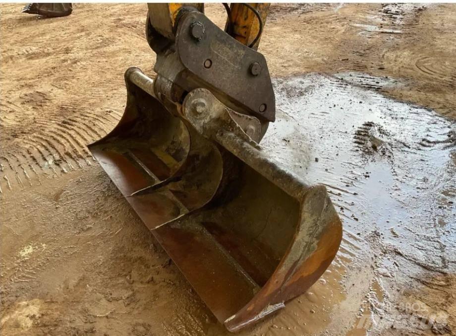 JCB JS 130 LC Roomikekskavaatorid