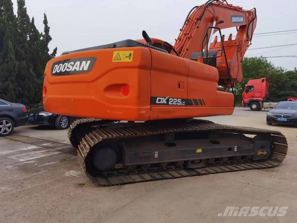 Doosan DX 225 Roomikekskavaatorid