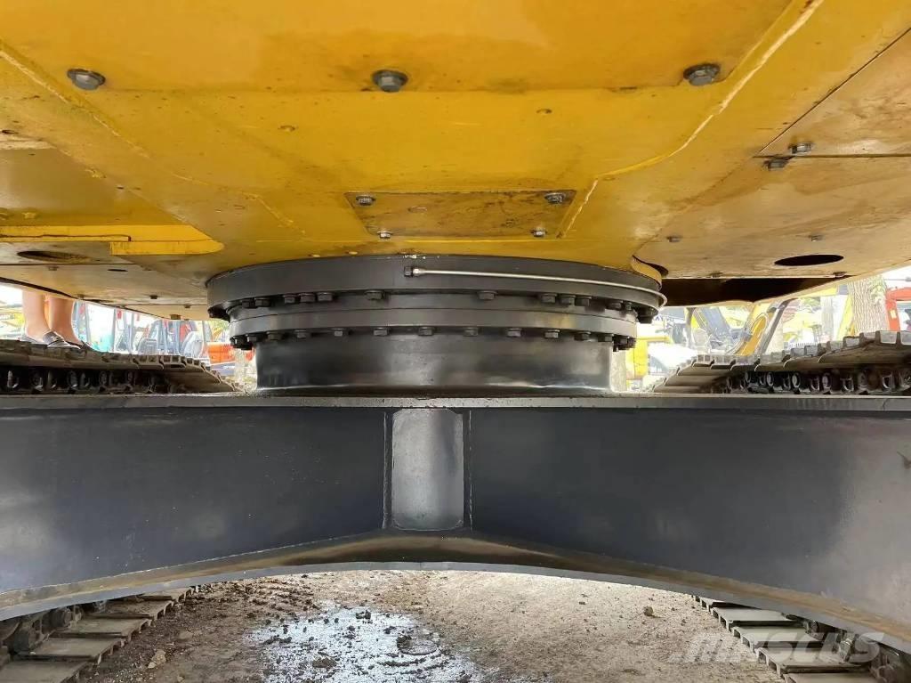 Komatsu PC240-8 Roomikekskavaatorid