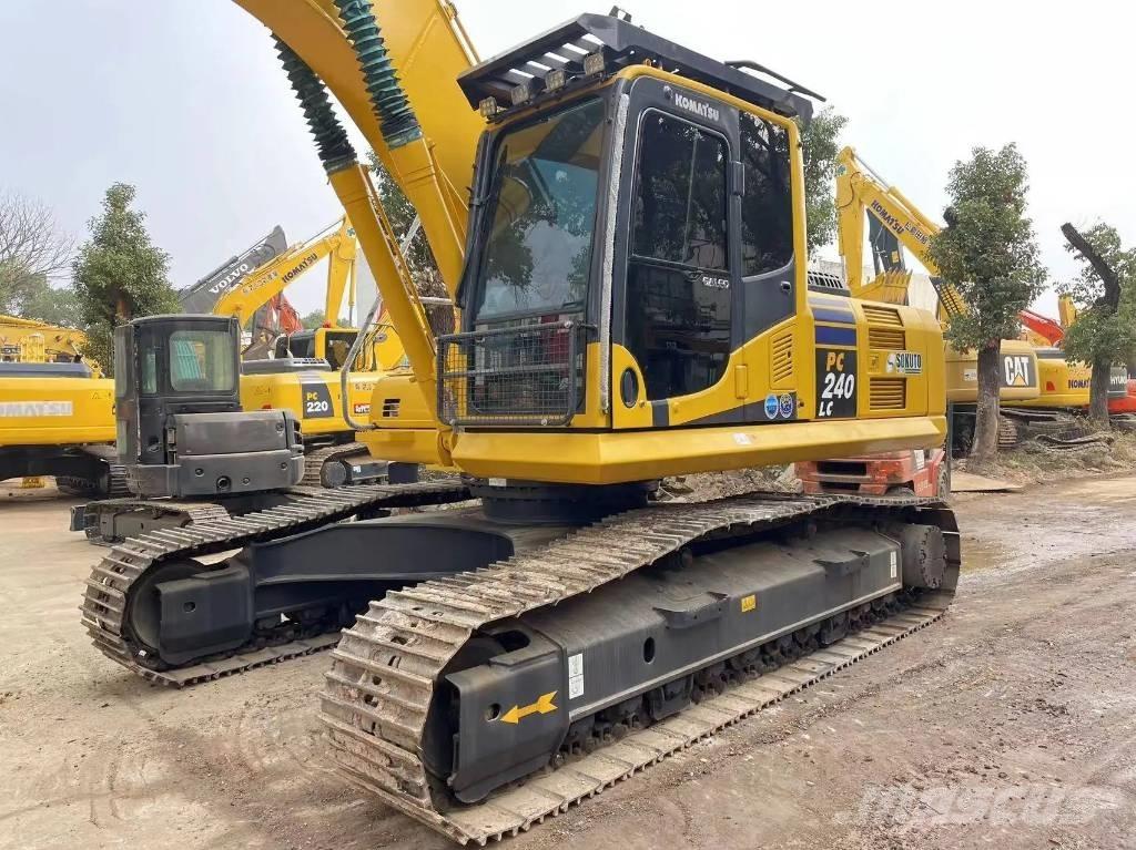 Komatsu PC240-8 Roomikekskavaatorid