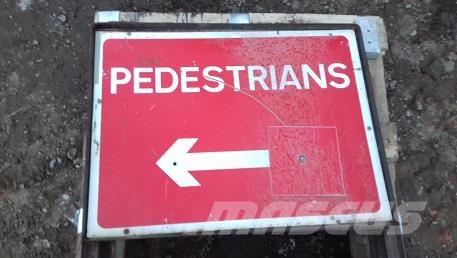  VARIOUS ROAD SIGNS Muu