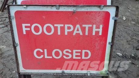  VARIOUS ROAD SIGNS Muu