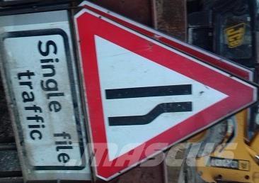  VARIOUS ROAD SIGNS Muu