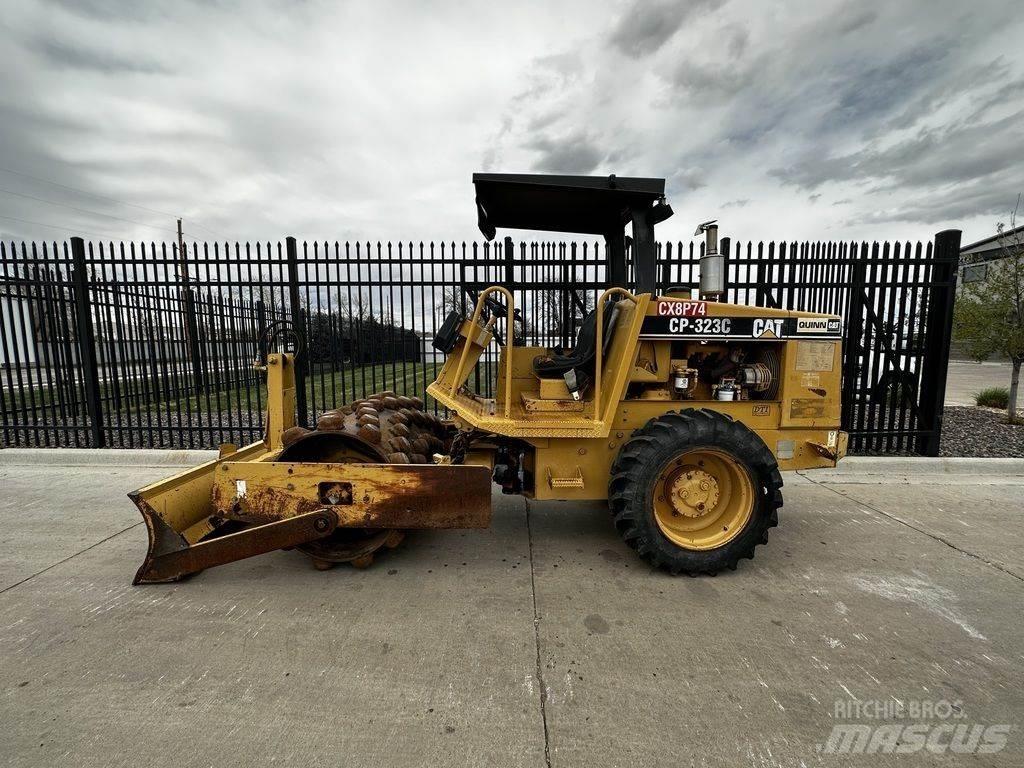 CAT CP-323C Traktorid
