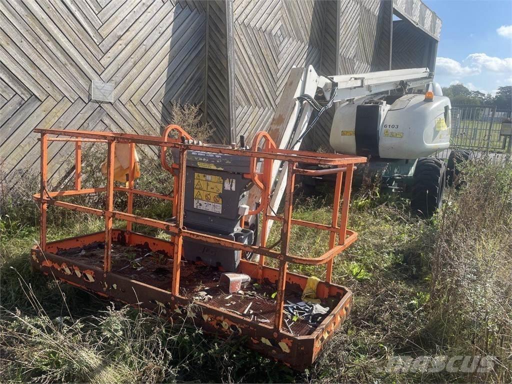 JLG 600AJ Iseliikuvad poomtõstukid