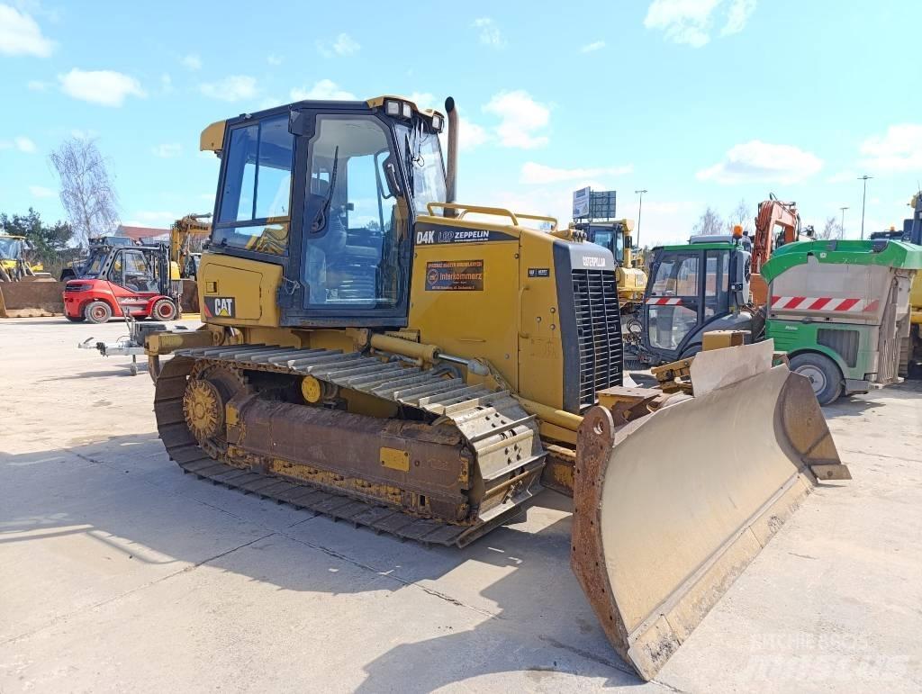 CAT D 4 K Buldooserid