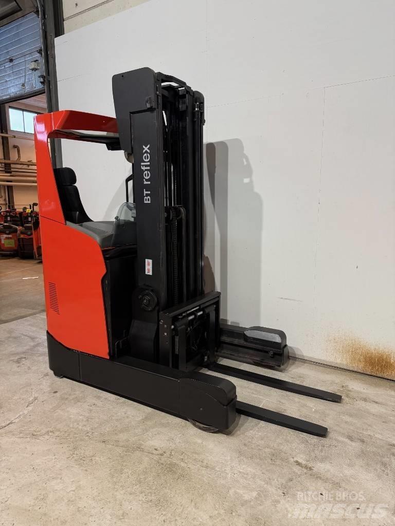 Toyota truck RRE200H Lükandmastiga tõstukid