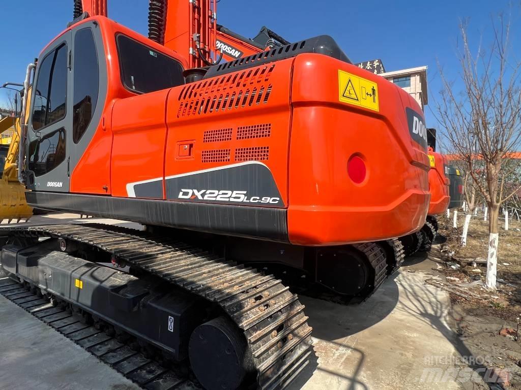 Doosan DX 225 Roomikekskavaatorid
