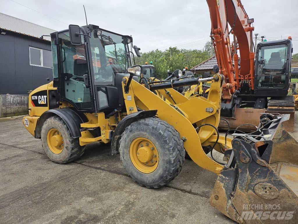 CAT 907M Rataslaadurid
