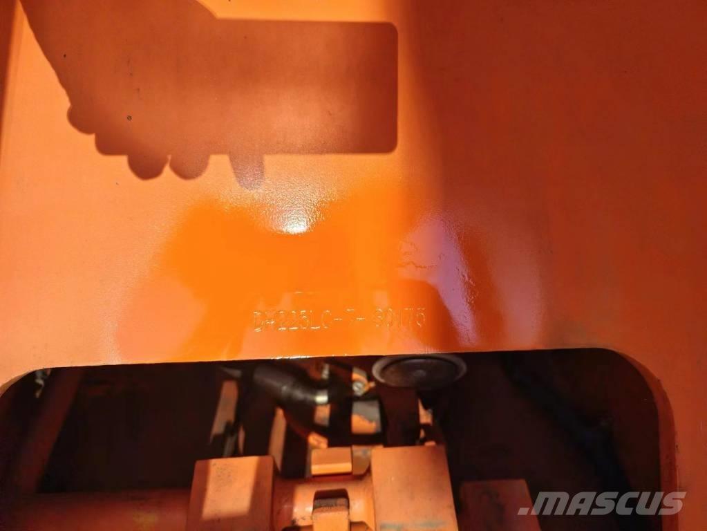 Doosan DH225LC-7 Roomikekskavaatorid