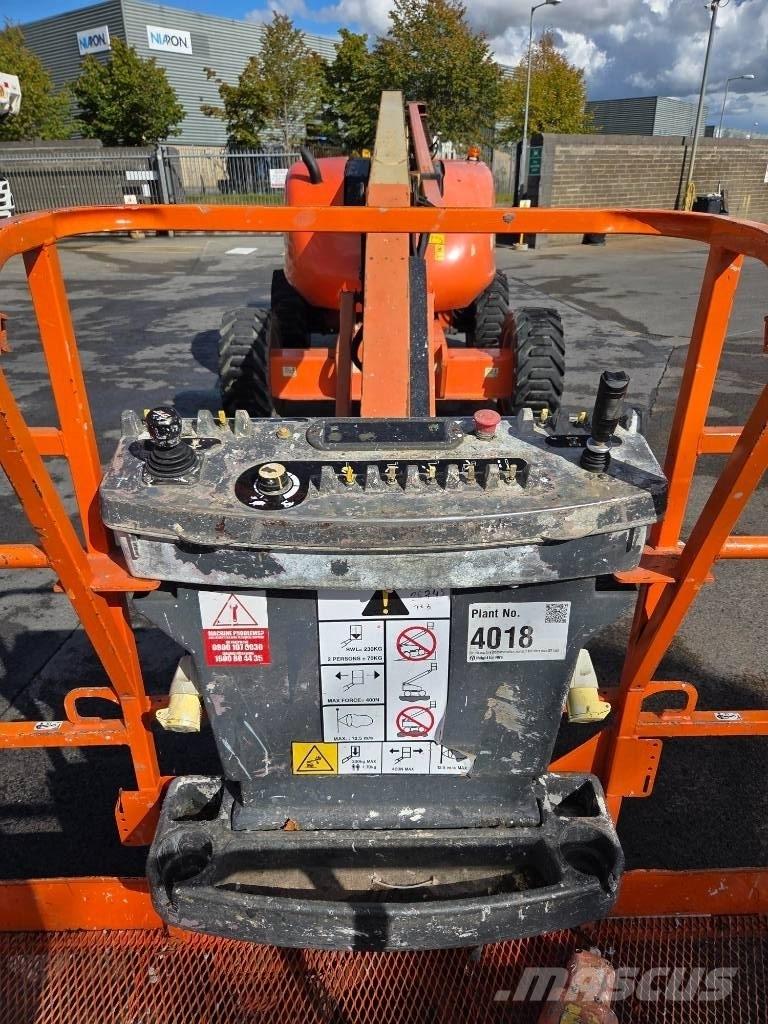 JLG 600 AJ Iseliikuvad poomtõstukid