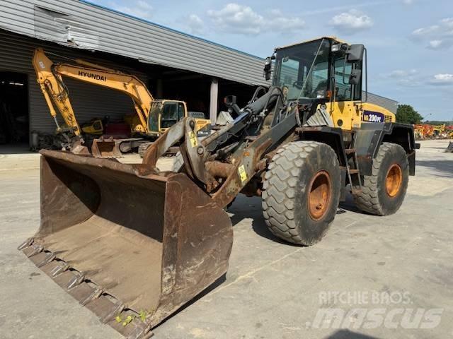 Komatsu WA 200 Rataslaadurid