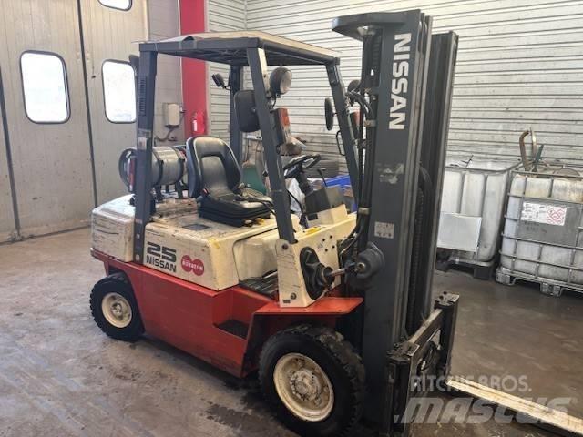 Nissan UJ02 A 25 U Gaasitõstukid