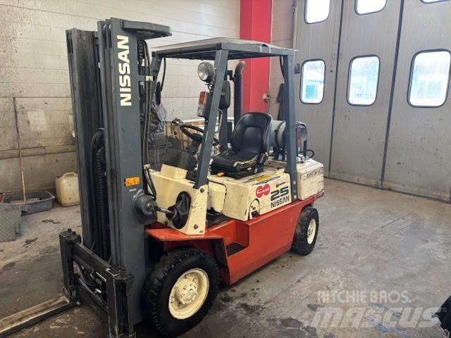 Nissan UJ02 A 25 U Gaasitõstukid