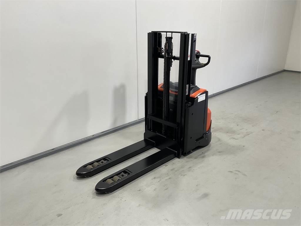 Toyota SWE200D Platvormiga virnastajad