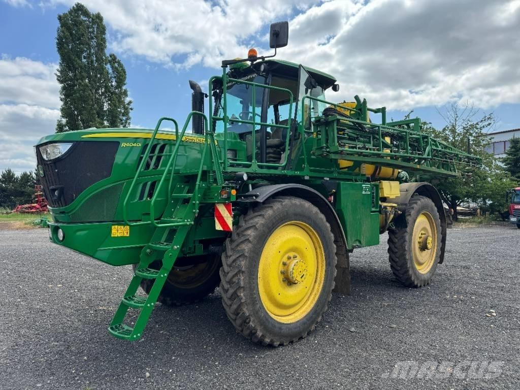 John Deere 4040i Iseliikuvad pritsid