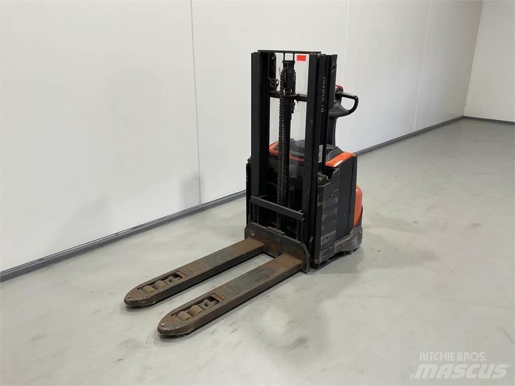 Toyota SWE200D Platvormiga virnastajad