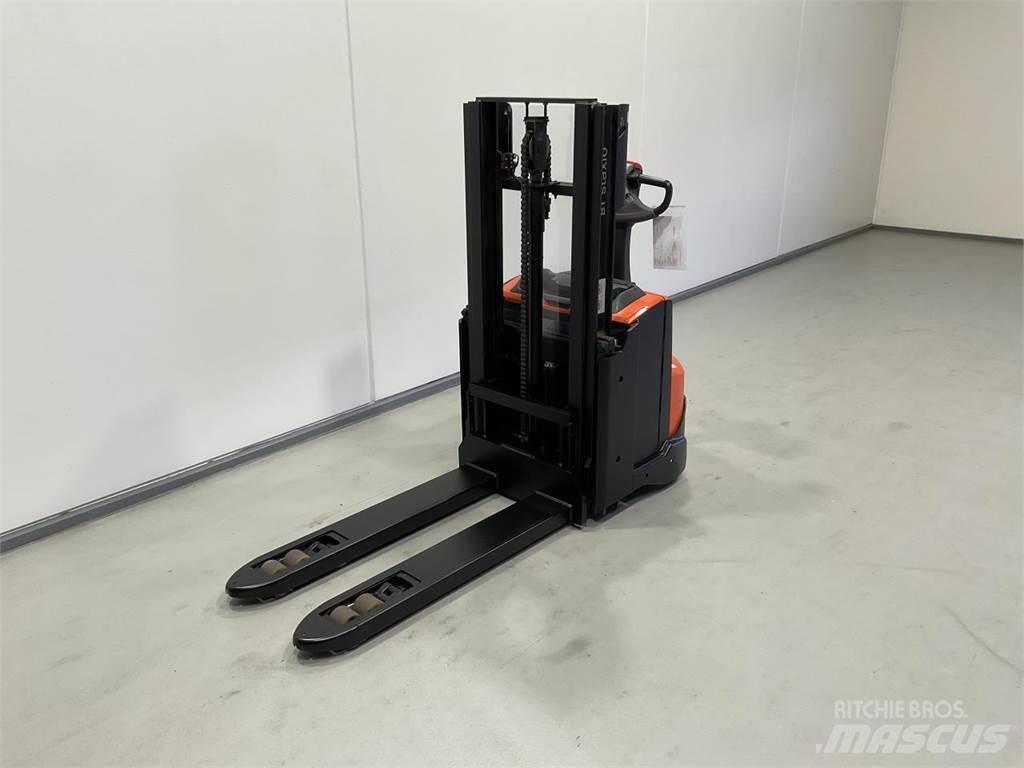 Toyota SWE200D Platvormiga virnastajad