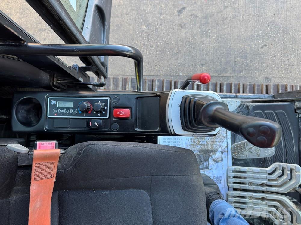 JCB JS130LC Roomikekskavaatorid