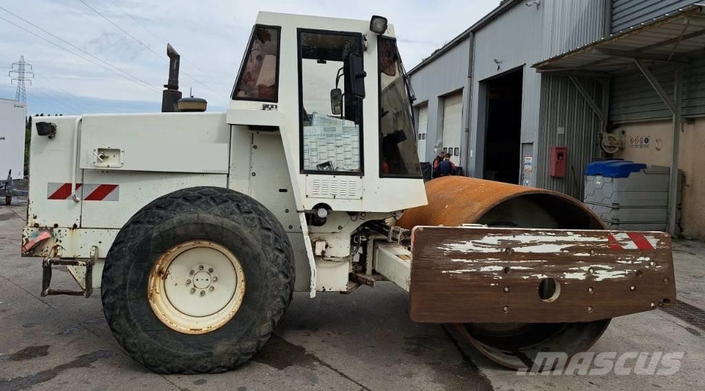 CAT CS583 C Ühe trumliga rullid