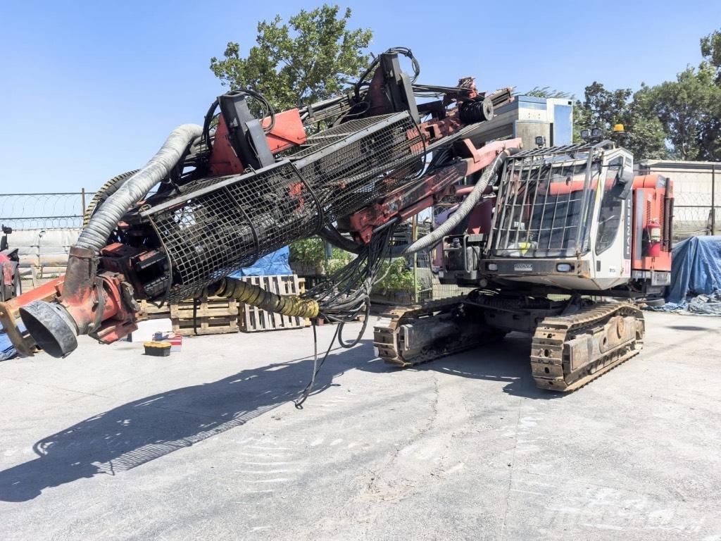 Sandvik DX 800 Vertikaalsed puurmasinad