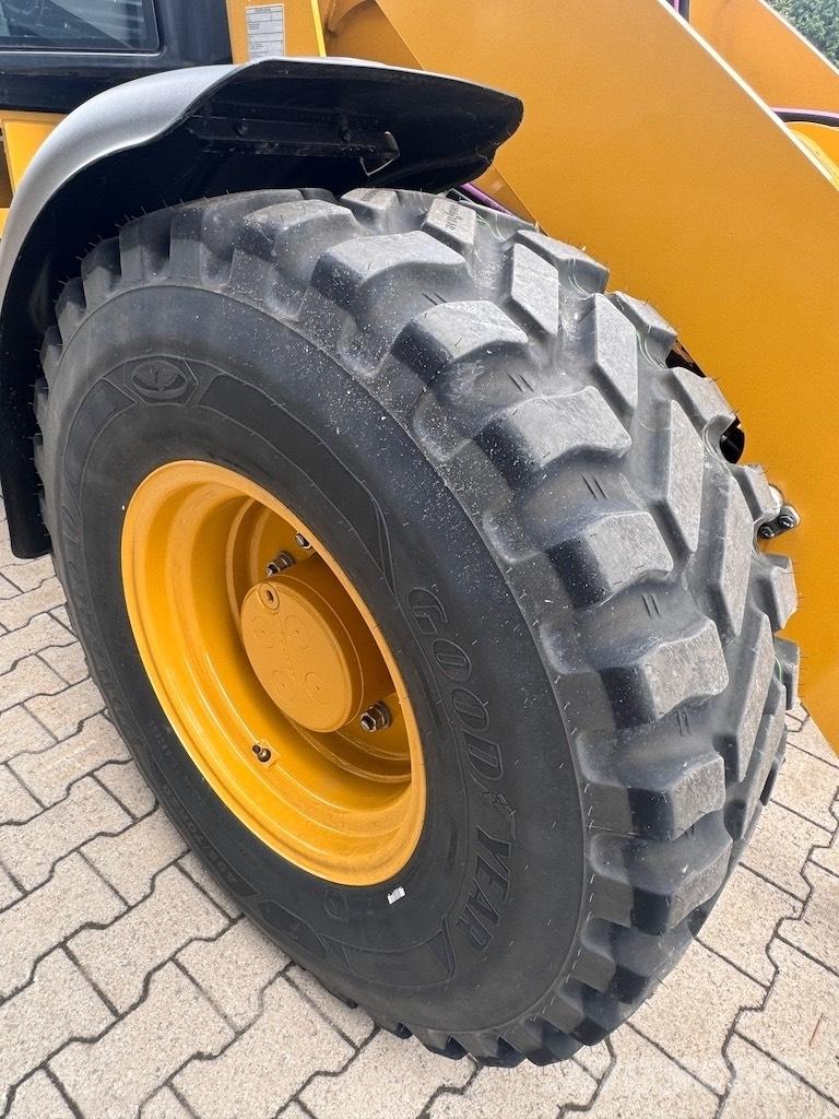 CAT 908 Rataslaadurid