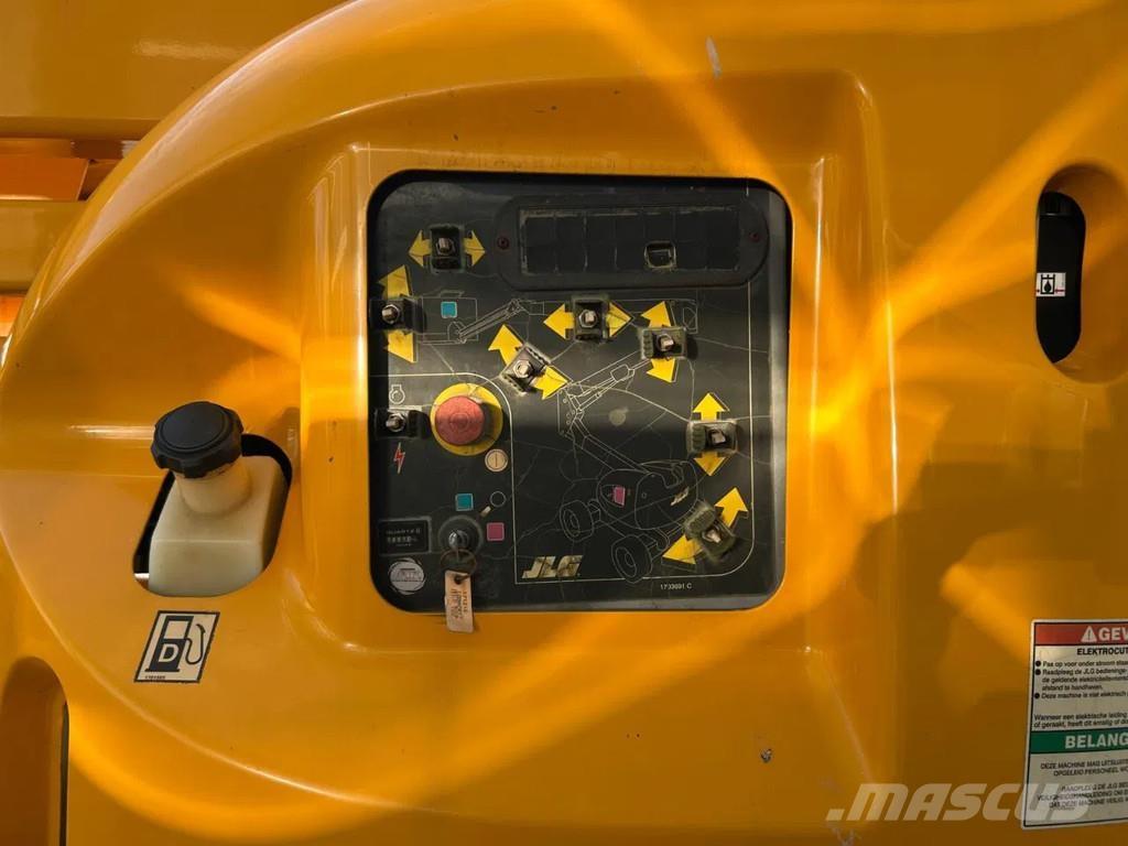 JLG 450AJ Iseliikuvad poomtõstukid