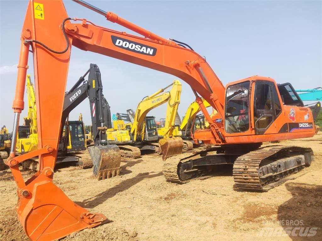 Doosan DH225LC-7 Roomikekskavaatorid