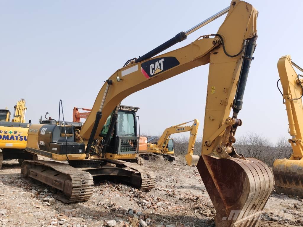 CAT 323 D L Roomikekskavaatorid