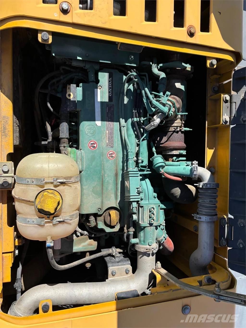 Volvo EC220DL Roomikekskavaatorid