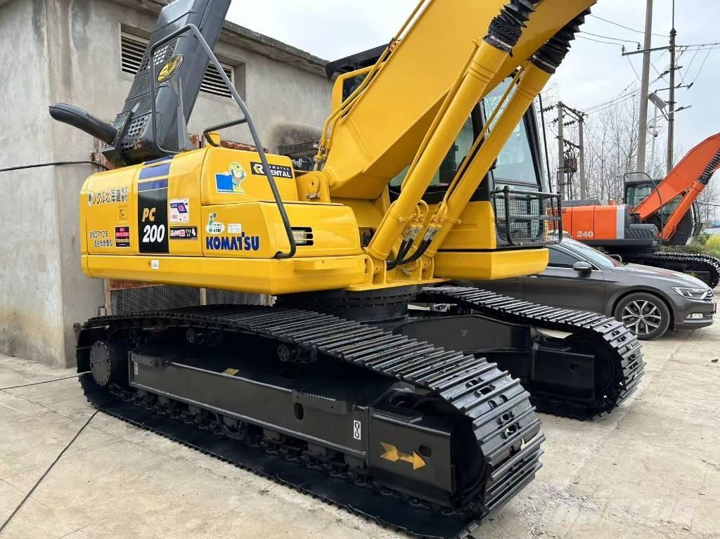 Komatsu 200 Roomikekskavaatorid