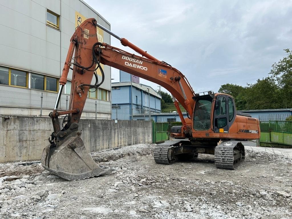 Doosan DX 255 LC Roomikekskavaatorid