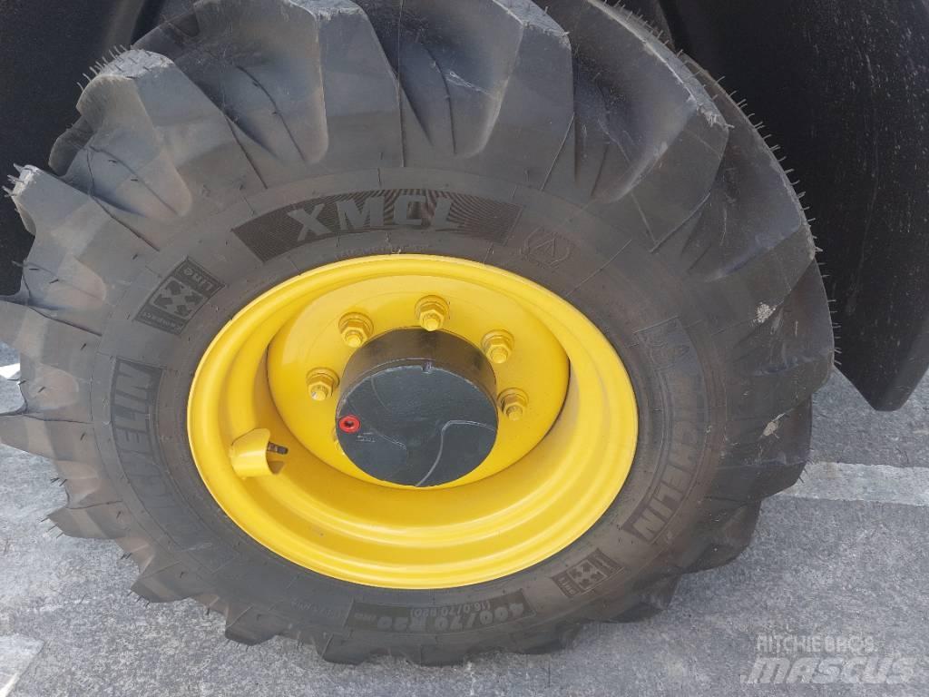 Komatsu WA80M-8 Väikelaadurid